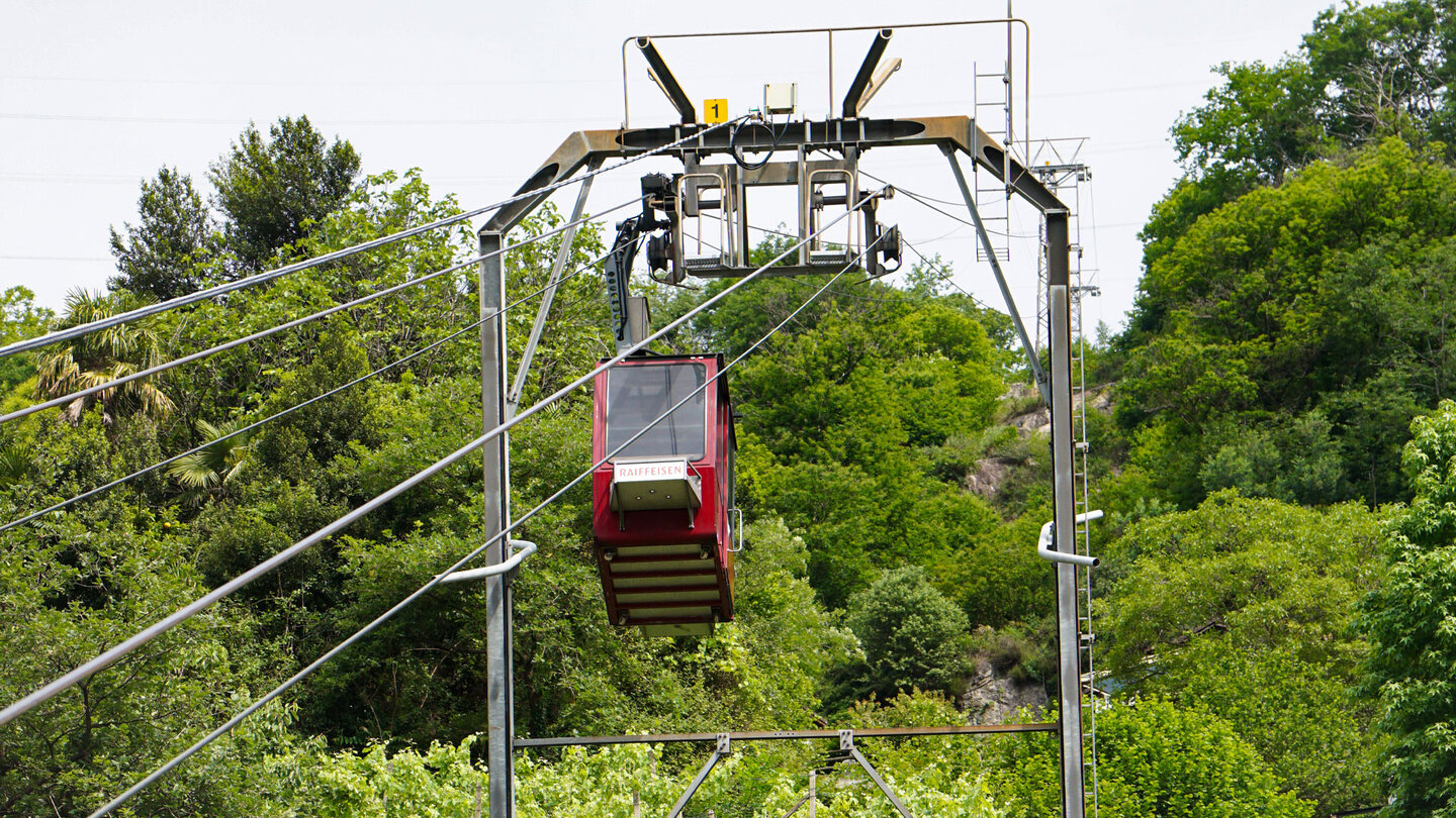 Fahrt mit der Seilbahn Monte Carasso zum Start der Wanderung zur Ponte Tibetano Seilbahn Monte Carasso zum Start der Wanderung zur Ponte Tibetano