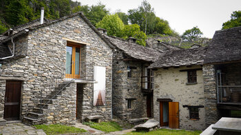 typische Landhäuser im Ortskern von Curzùtt