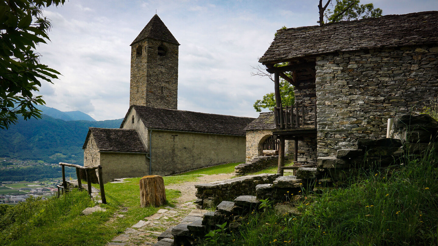 romanische Kirche San Barnárd bei Curzutt im Tessin Kirche San Barnárd bei Curzutt im Tessin