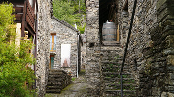 enge Gassen zwischen den Rusticos in Bergdorf Curzùtt