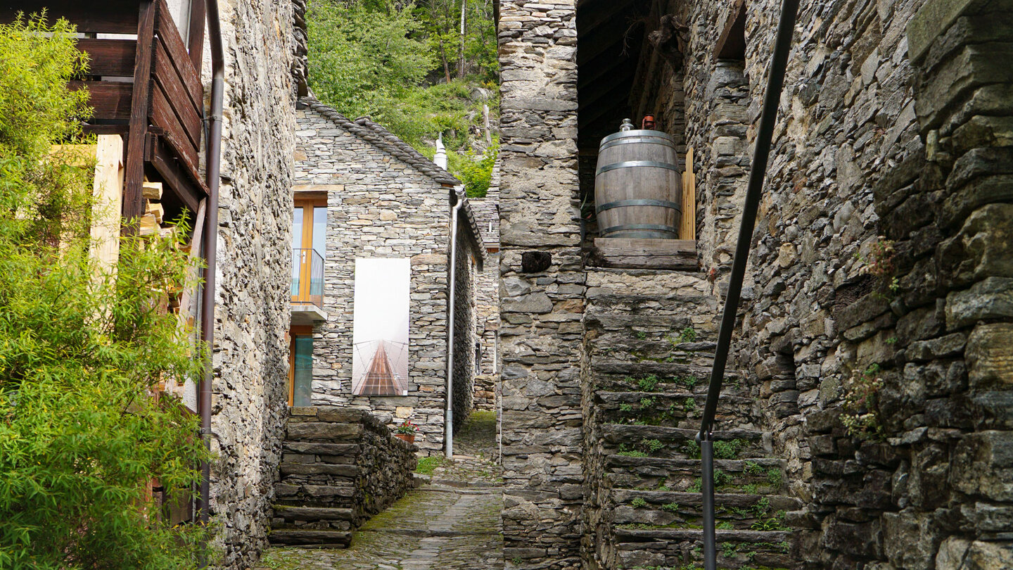 enge Gassen zwischen den Rusticos in Bergdorf Curzùtt bei Bellinzona enge Gassen zwischen den Rusticos in Bergdorf Curzùtt