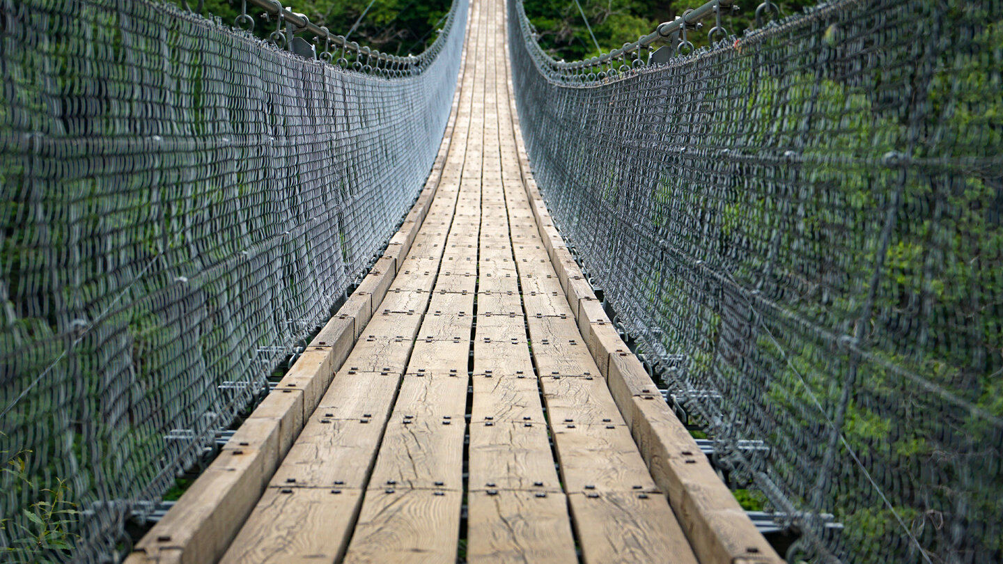 das Ziel der Wanderung ist die Ponte Tibetano Carasc im Kanton Tessin in der Schweiz Ponte Tibetano Carasc im Kanton Tessin in der Schweiz