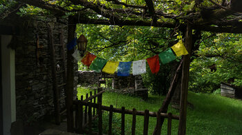 geschmückte Gärten auf dem Weg durch Curzùtt