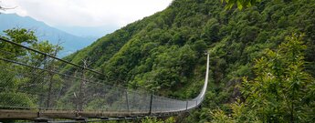 die Ponte Tibetano überquert das Val Sementina