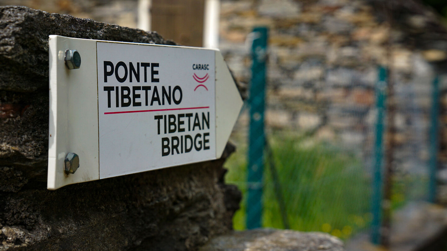 Wegweiser zur Hängebrücke Ponte Tibetano Carasc im Tessin Wegweiser zur Ponte Tibetano Carasc im Tessin