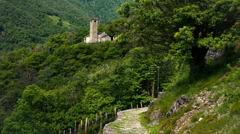 Weg zur Kirche San Barnárd bei Curzùtt