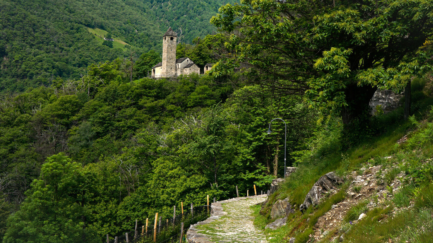 befestigter Weg zur Kirche San Barnárd bei Curzùtt im Tessin Weg zur Kirche San Barnárd bei Curzùtt