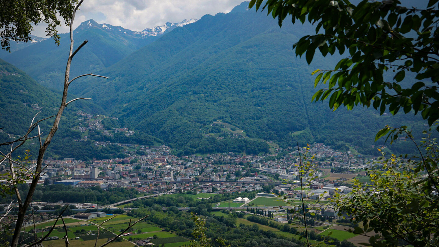 Rückweg mit Ausblick auf Monte Carasso und Bellinzona im Tessin Ausblick auf Monte Carasso und Bellinzona im Tessin