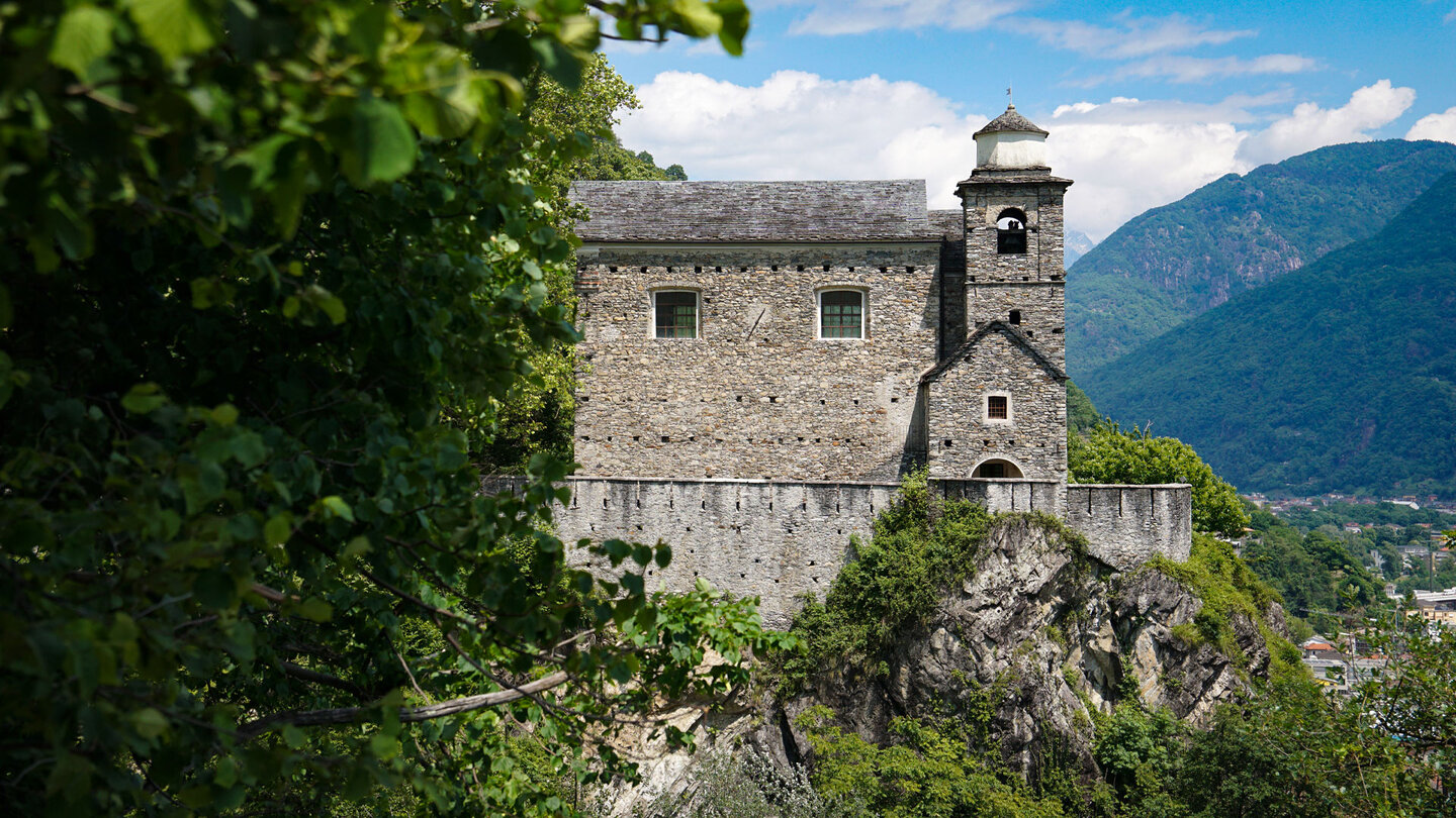 oberhalb des Flusses Sementina liegt die Chiesa della Santi Trinità Chiesa della Santi Trinità oberhalb des Sementina