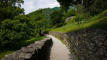 mit Felssteinmauern eingefasster Weg