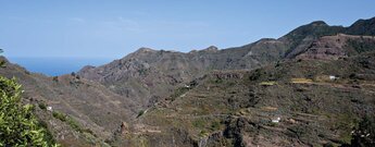 Blick zum Höhlendorf Chinamada auf dem Gebirgsrücken des Anaga