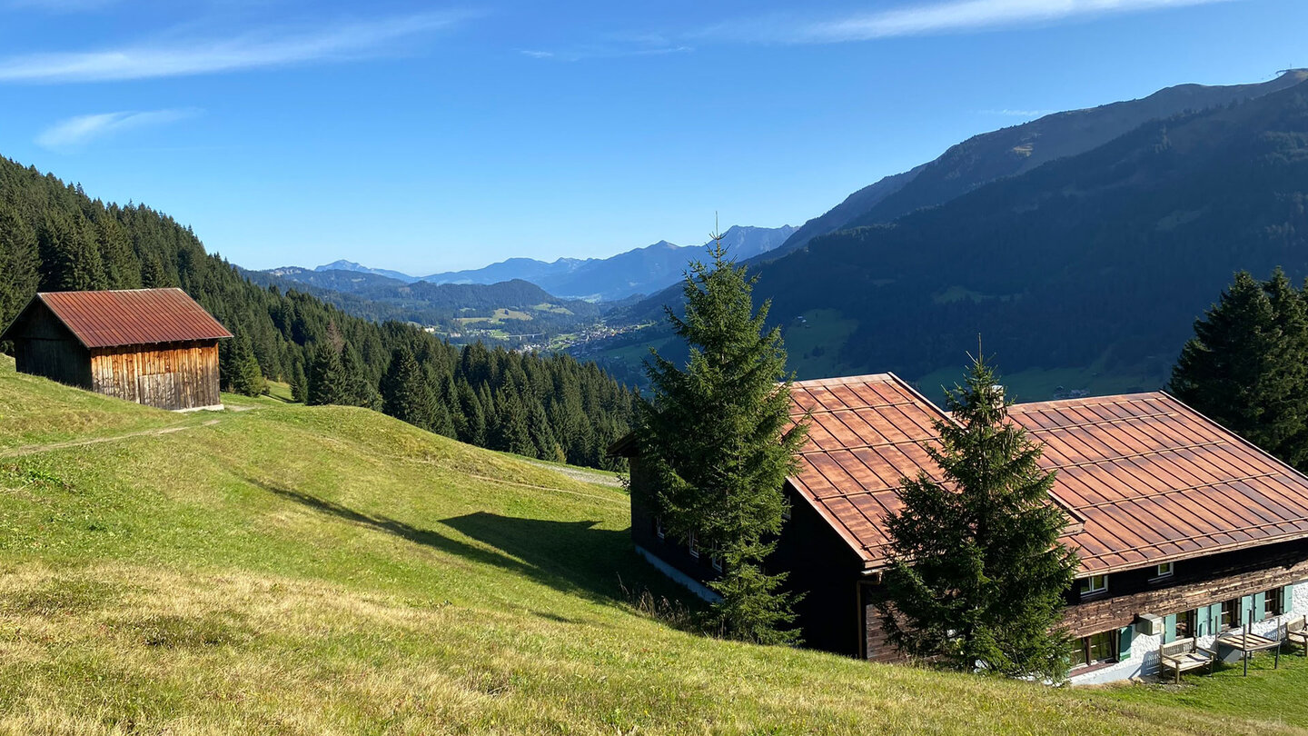 die Zafernahütte auf der Zaferna Alp mit Oberstdorf im Hintergrund Zafernahütte auf der Zaferna Alp mit Oberstdorf im Hintergrund