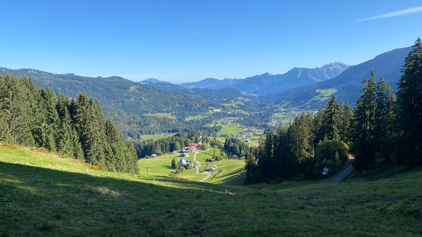 der Blick in Richtung Oberstdorf über Hirschegg hinweg Blick über Hirschegg in Richtung Oberstdorf