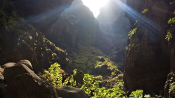 Sonnenstrahlen dringen in die Masca-Schlucht im Teno-Gebirge auf Teneriffa