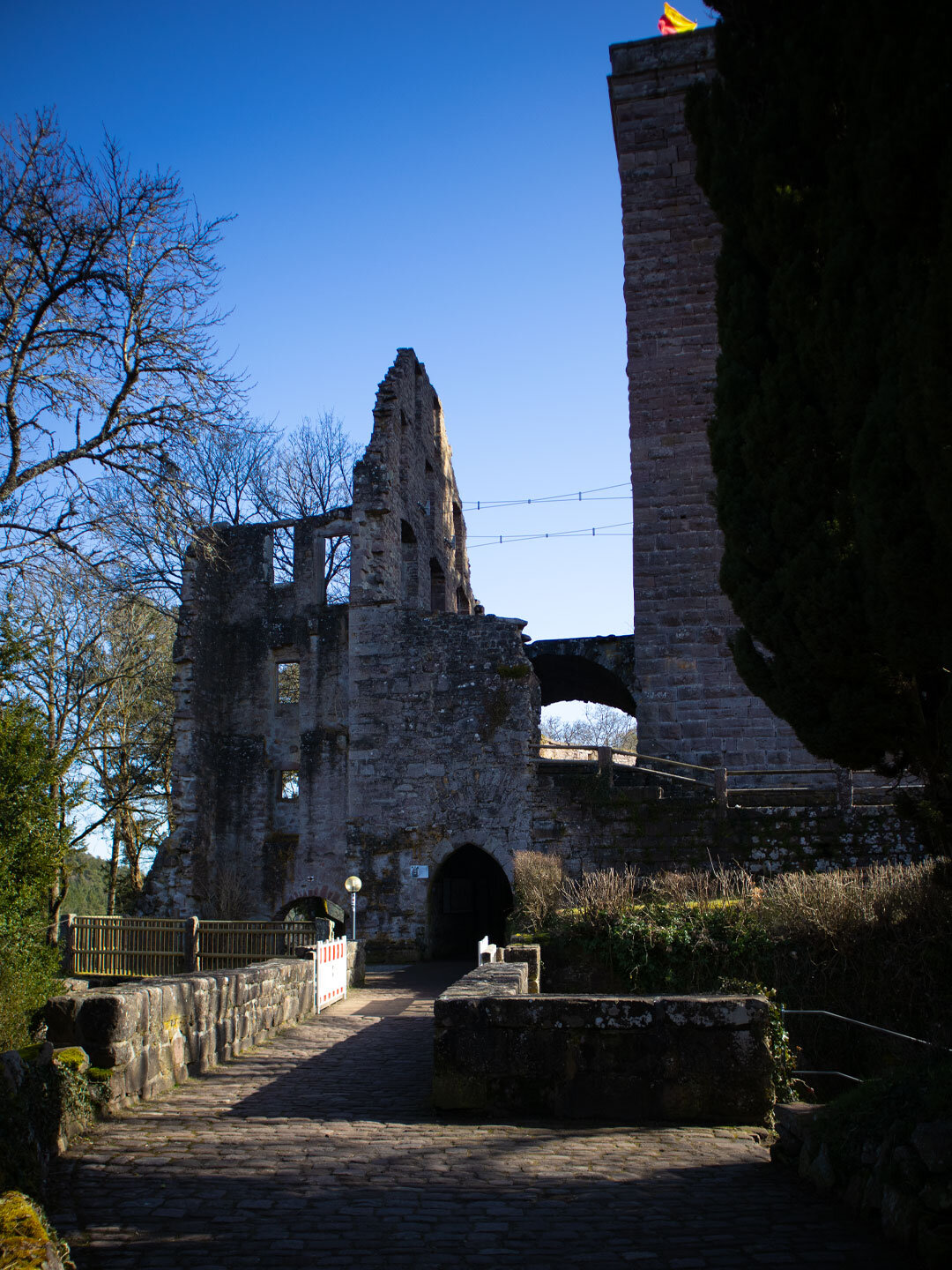 Zugang über den Burggraben zur Burgruine Zavelstein