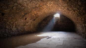 das gut erhaltene Kellergewölbe der Brugruine Zavelstein