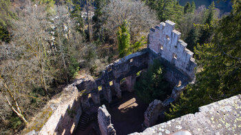 Blick auf die Reste des Palas der Burgruine Zavelstein