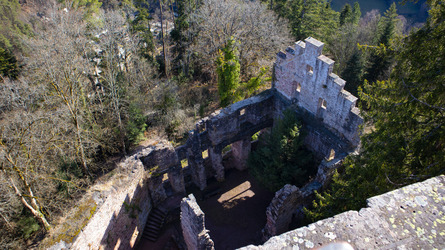 Blick auf die Reste des Palas der Burgruine Zavelstein