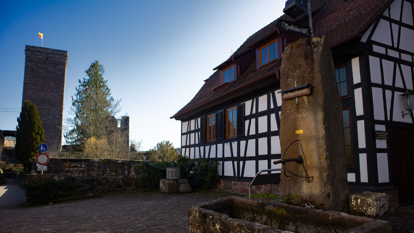 Rathausbrunnen am Gemeindehaus vor der Burgruine Zavelstein