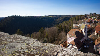 Blick vom Bergfried der Burgruine Zavelstein über das Rötenbachtal
