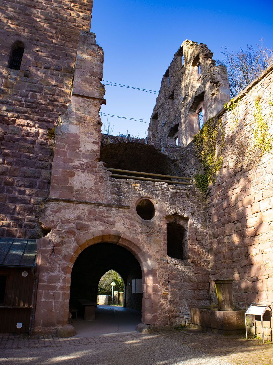 Blick zur Toranlage der Burgruine Zavelstein