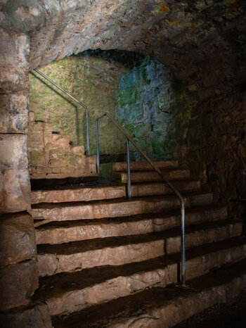 Treppenhaus zum Kellergewölbe der Burgruine Zavelstein