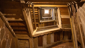 Blick hinauf im Bergfried der Burg Zavelstein mit seiner Holztreppenkonstruktion