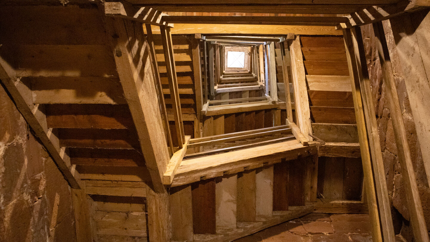 Blick hinauf im Bergfried der Burg Zavelstein mit seiner Holztreppenkonstruktion