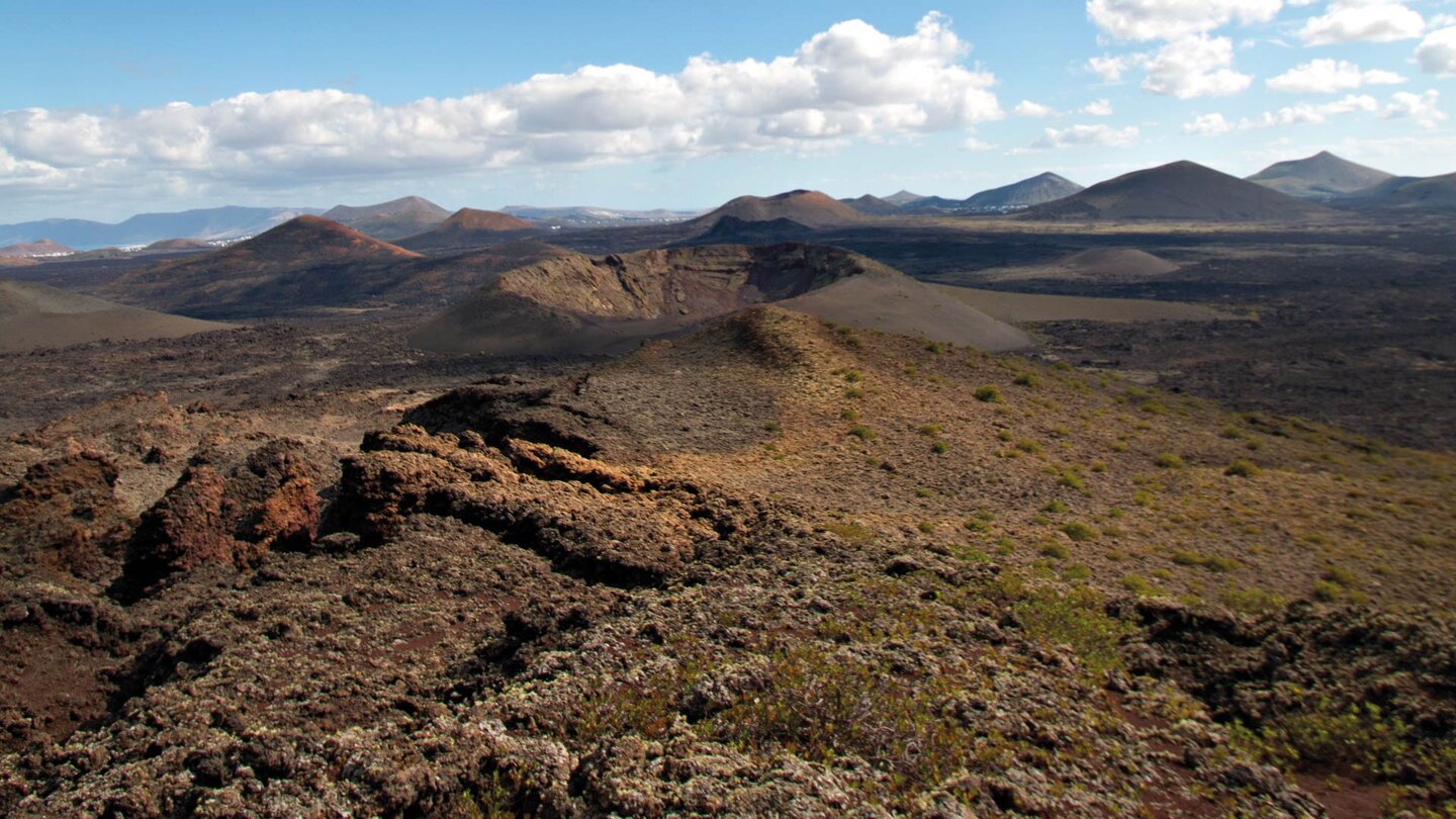 der Parque Natural de los Volcanes mit Blick auf die Caldera de la Rilla auf Lanzarote