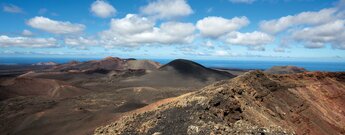 der Kraterrand des Montaña del Señalo auf Lanzarote mit dem Timanfaya Nationalpark im Hintergrund