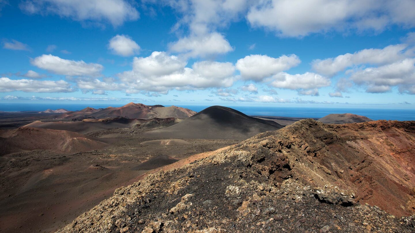der Kraterrand des Montaña del Señalo auf Lanzarote mit dem Timanfaya Nationalpark im Hintergrund