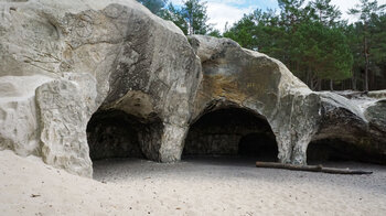 die großen Sandhöhlen im Waldgebiet Heers nahe Blankenburg