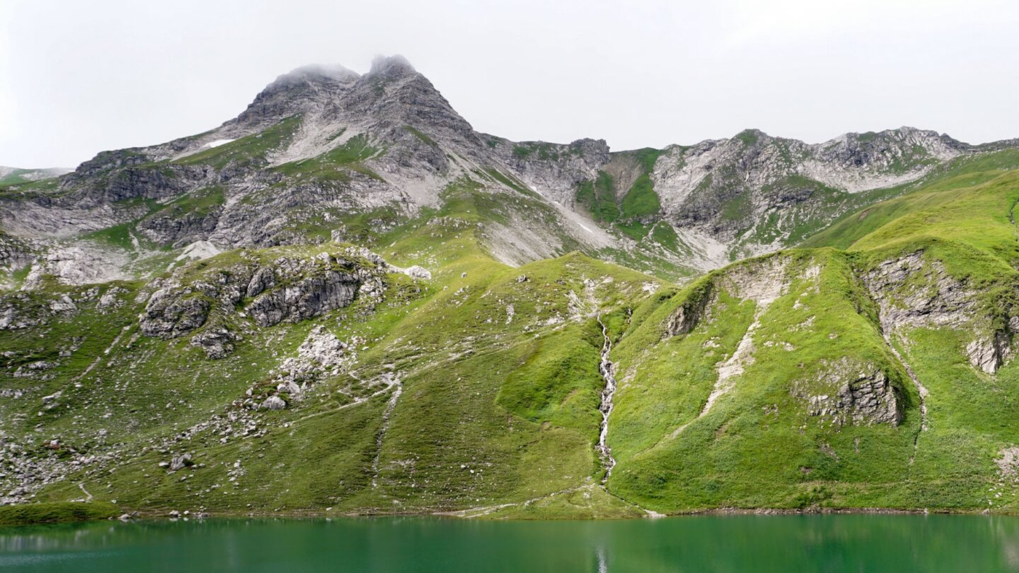 vom Ufer des Engeratsgundsee blickt man auf den Gipfel des Großen Daumen Blick auf en Gipfel des Großen Daumen