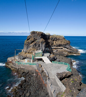 einzelne Bereiche des Puerto Talavera auf La Palma sind über Holzstege zu erreichen