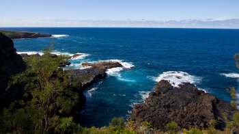 Blick über die raue Küstenlandschaft am Puerto Talavera auf La Palma