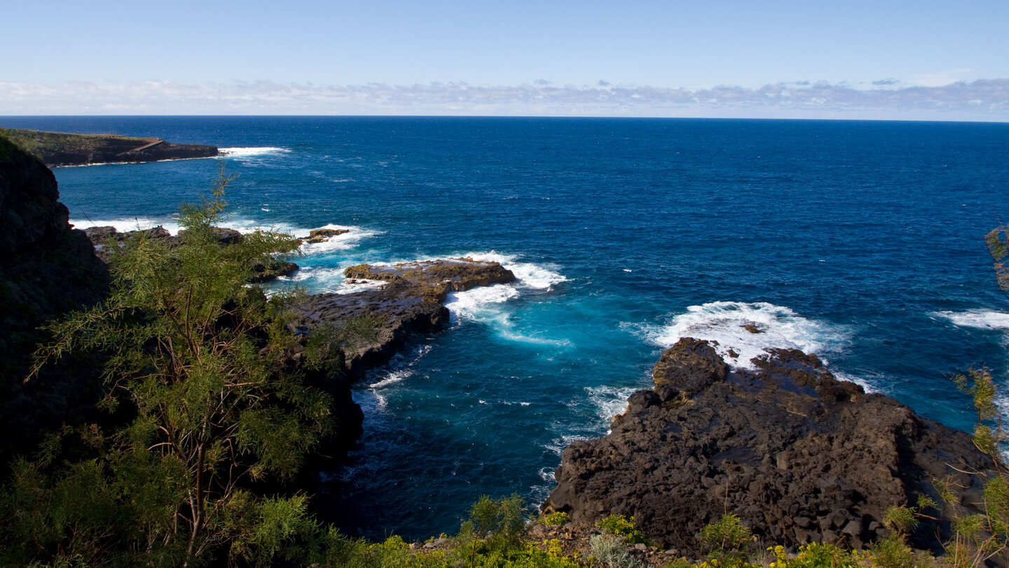 Blick über die raue Küstenlandschaft am Puerto Talavera auf La Palma