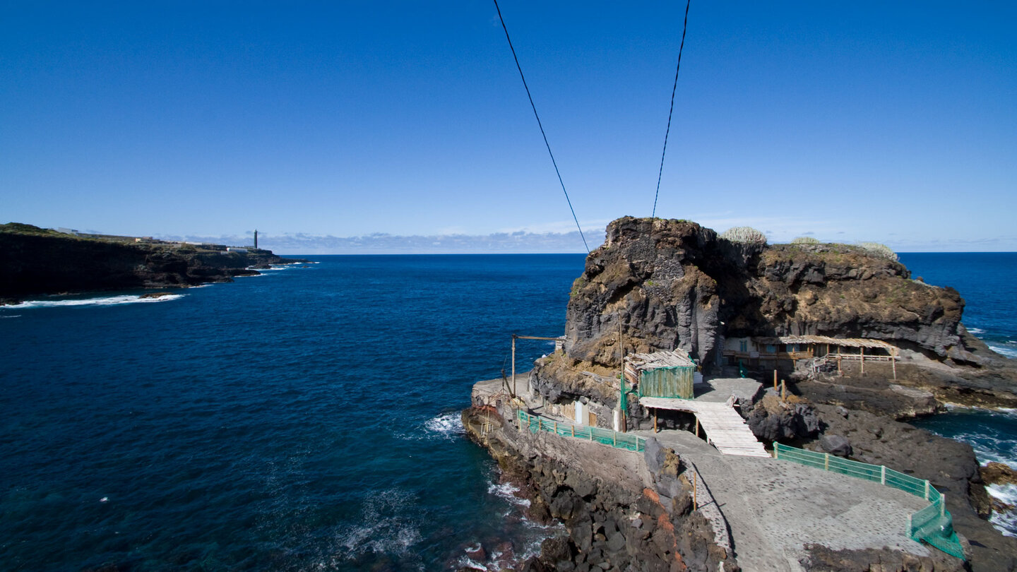 Blick die Küste entlang von Puerto Talavera zum Faro de Punta Cumplida auf La Palma