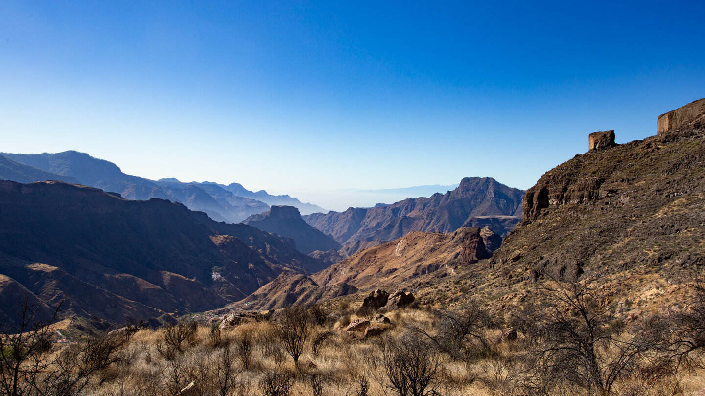 Blick vom Wanderweg auf den Roque Bentayga entlang dem Barranco del Chorrillo