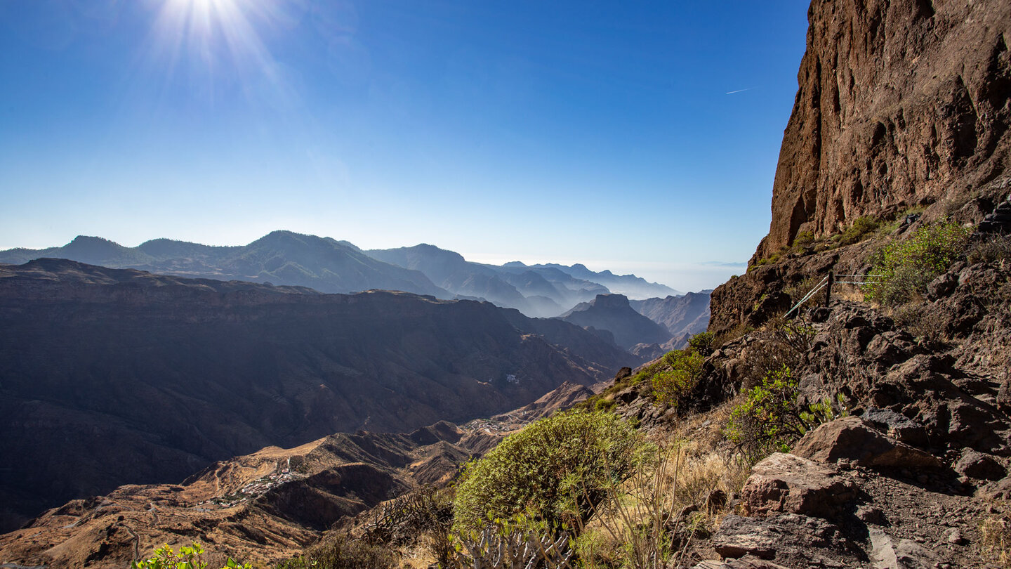 Wanderpfad am Roque Bentayga mit Ausblick über die Chorrillo-Schlucht bis La Aldea