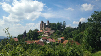 Blick auf die Burgruine Hanstein