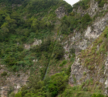 Blick auf den steil abfallenden Wasserfall El Cedro