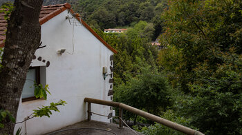 vereinzelte Gebäude der Siedlung El Cedro im Lorbeerwald