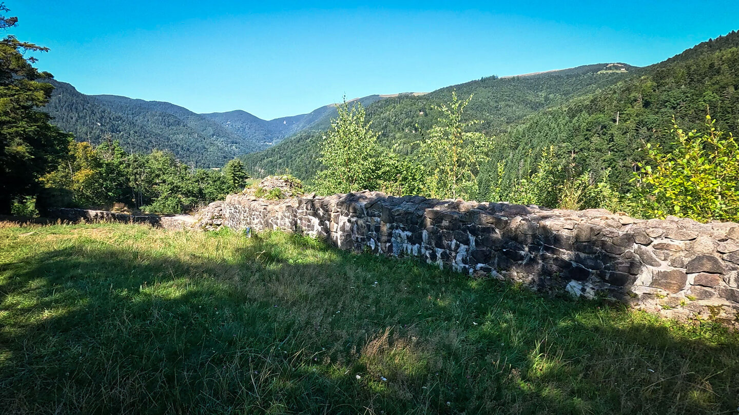 Panorama der Vogesen vom Plateau der Burgruine Château de Wildenstein