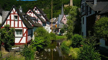 ruhig fließt der Elzbach durch Monreal