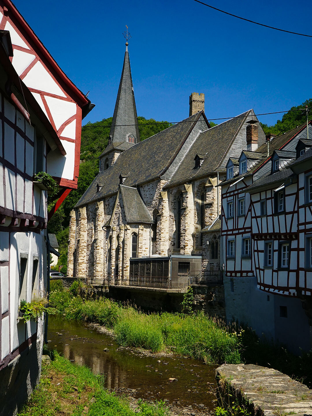 die Pfarrkirche Heiligste Dreifaltigkeit in Monreal die Pfarrkirche Heiligste Dreifaltigkeit