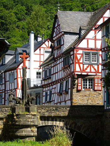 schöne Brücke über den Elzbach im Ortskern von Monreal
