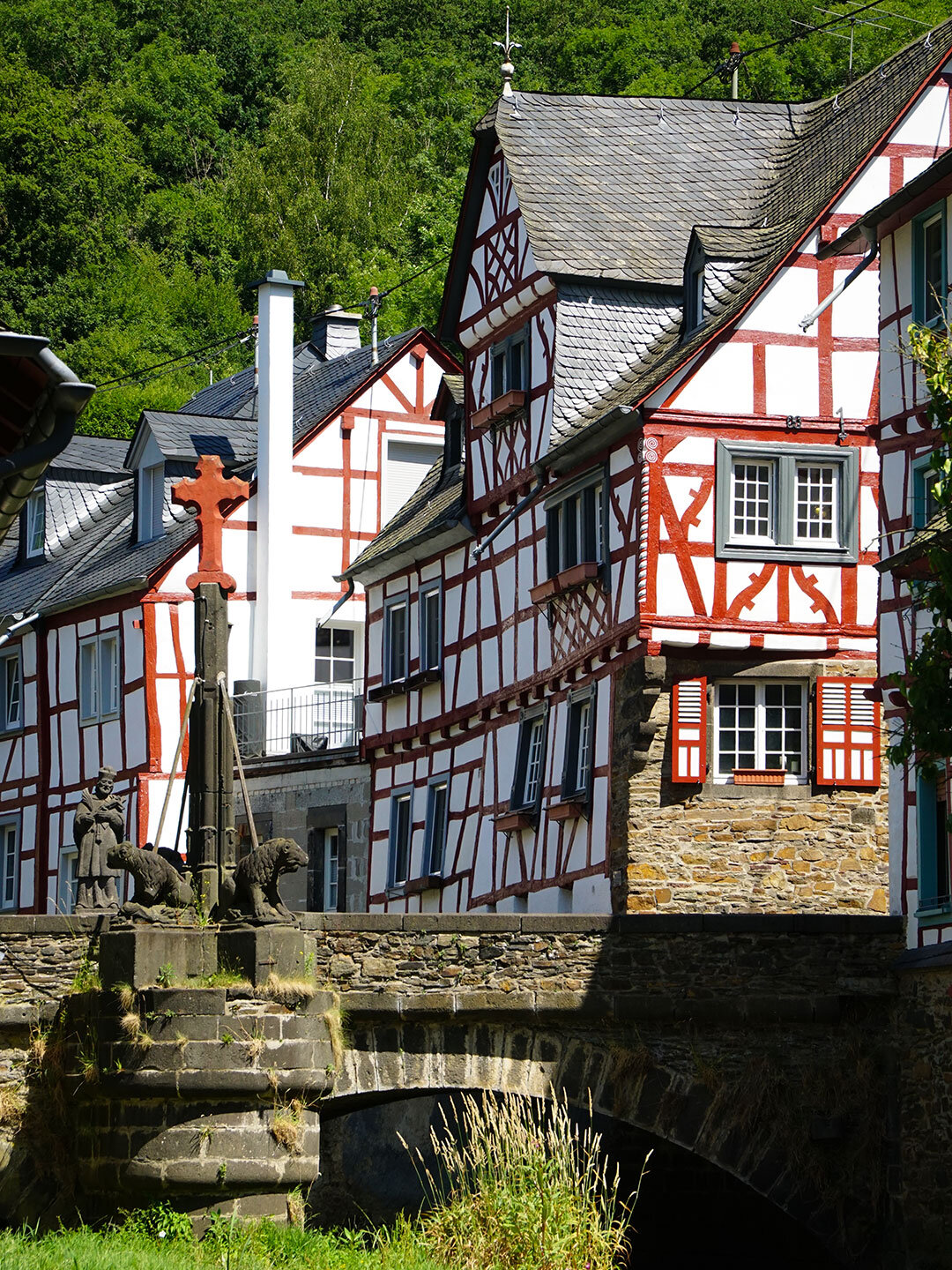 schöne Brücke über den Elzbach im Ortskern von Monreal in der Vordereifel schöne Brücke über den Elzbach im Ortskern von Monreal
