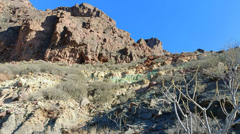 farbige Felsformationen beim Aufstieg zur Monatana del Viso