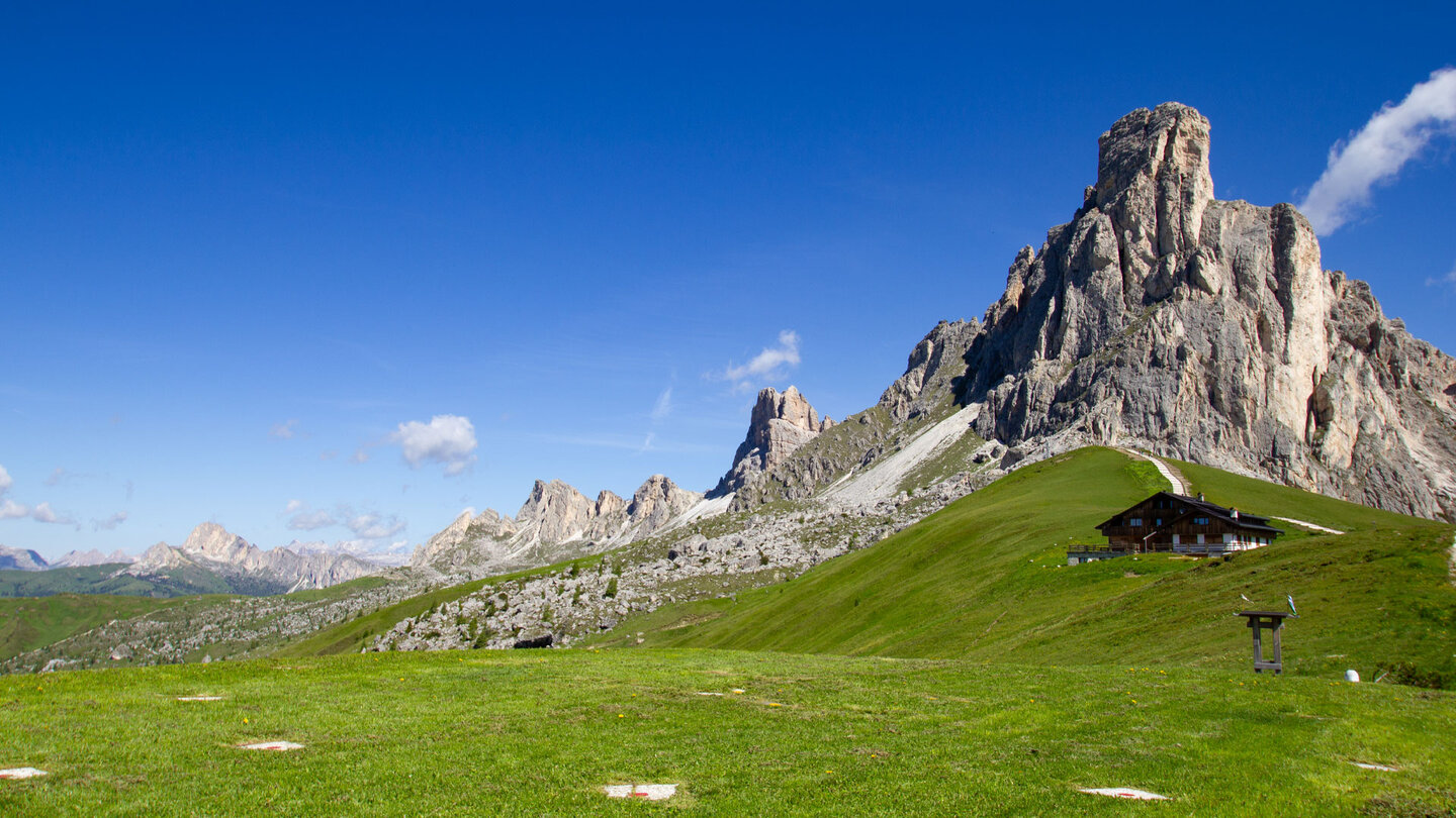 Ra Gusela mit der Nuvolaugruppe in den Ampezzaner Dolomiten Ra Gusela mit der Nuvolaugruppe in den Ampezzaner Dolomiten