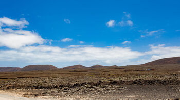 aufgegebene Anbauparzellen in der kargen Vulkanlandschaft im Norden Fuerteventuras